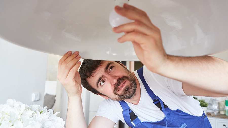 Man changing lightbulb img